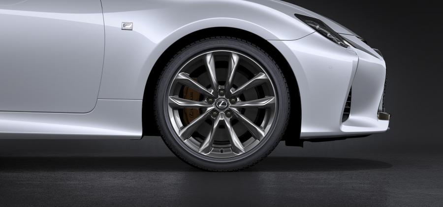 Детали экстерьера Lexus RC300h 2018 года  (WW) (фото 99 из 139)